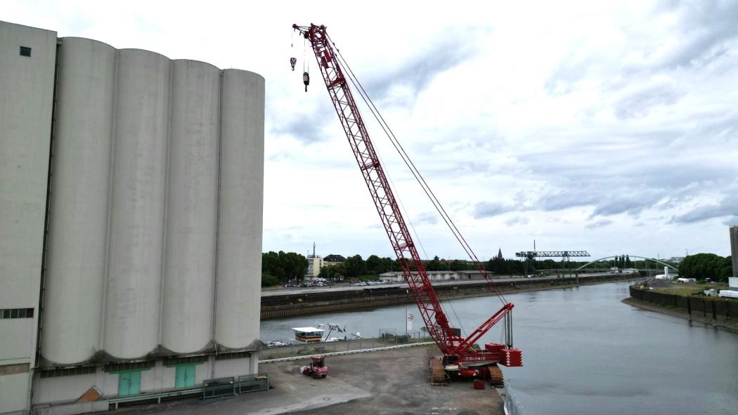 Una primera grúa sobre orugas de Colonia ya fue estacionada en el muelle de almacenamiento en el puerto de Niehl en Colonia. Foto: RheinCargo