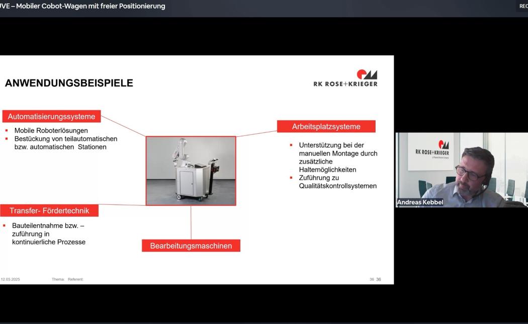 Andreas Kebbel, Director Unidad de Negocio, Soluciones de Montaje Integradas de RK Rose+Krieger, explicó en los CONFERENCE DAYS 2025 cómo se pueden acceder a diferentes estaciones de trabajo con el carro de transporte RK Easys CUVE para robots. (Captura de pantalla: HUSS-VERLAG)