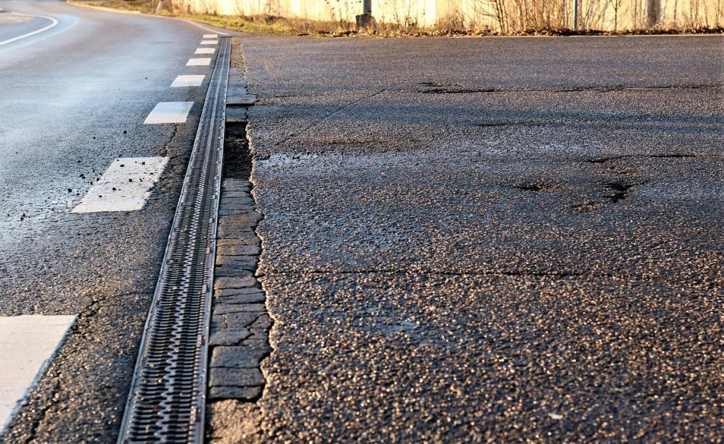 A road with potholes – a symbol of the multi-billion gap in the transport budget and the growing need for investment. (Photo: Pixabay)