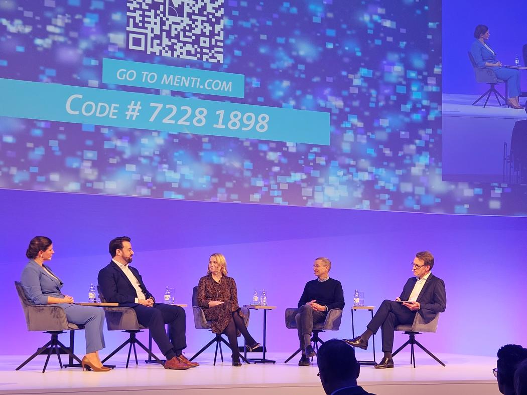 Discussed AI and robotics (l-r): Marina Tiepermann (Still), Dr. Alexander Blass (Neura Robotics), Leah Holding (Ocado Intelligent Automation), Kacper Nowicki (Nomagic) and moderator Prof. Dr. Thorsten Schmidt (TU Dresden). (Photo: Therese Meitinger)
