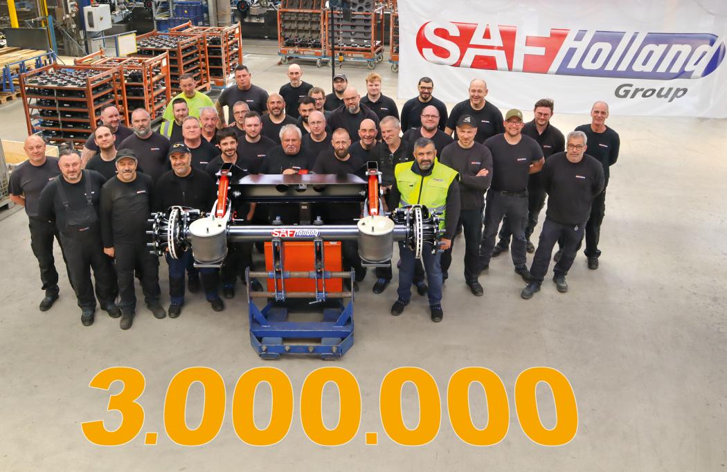 In more than 20 years, three million axles have rolled off the production line at the Bessenbach plant. The team of the responsible shift at the SAF-Holland Plant 03 in Bessenbach proudly celebrates the anniversary product. | Image: SAF-Holland.