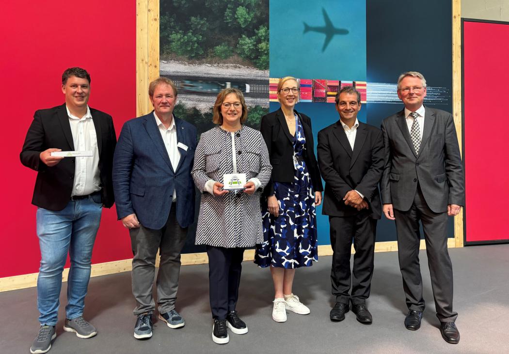 (V.l.n.r.): Matthias Prochazka (Director de Tráfico Ferroviario, ARS Altmann AG), Georg Lennarz (Jefe de Departamento de Cuestiones de Mercado del Transporte de Mercancías, Asociación de Empresas de Transporte Alemanas VDV e.V), Dra. Petra Seebauer (Directora General, LKZ Prien GmbH), Yvonne Bounin (Directora de Ventas y Comunicación, DB InfraGo AG), Peter Westenberger (Director General, Die Güterbahnen) y Dr. Martin Neese (Director Comercial, Grupo VTG). (Foto: ARS Altmann AG/Mathias Frohnapfel)