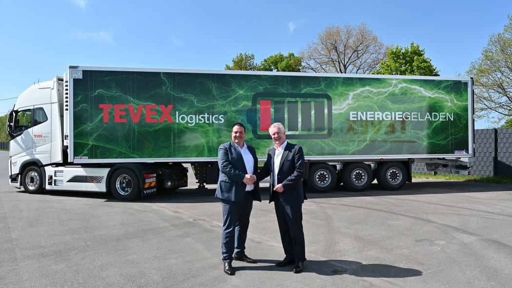 Transporte refrigerado sostenible: Dirk Mutlak y Andreas Schmitz en la entrega del vehículo. Foto: Schmitz Cargobull