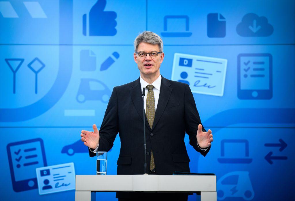 Promotes the "Mobilithek": Transport Minister Patrick Schnieder (CDU), here at the presentation of the driver-education reform, extols the central and digital availability of the data that is supposed to exist in the future. | Photo: dpa/Bernd von Jutrczenka