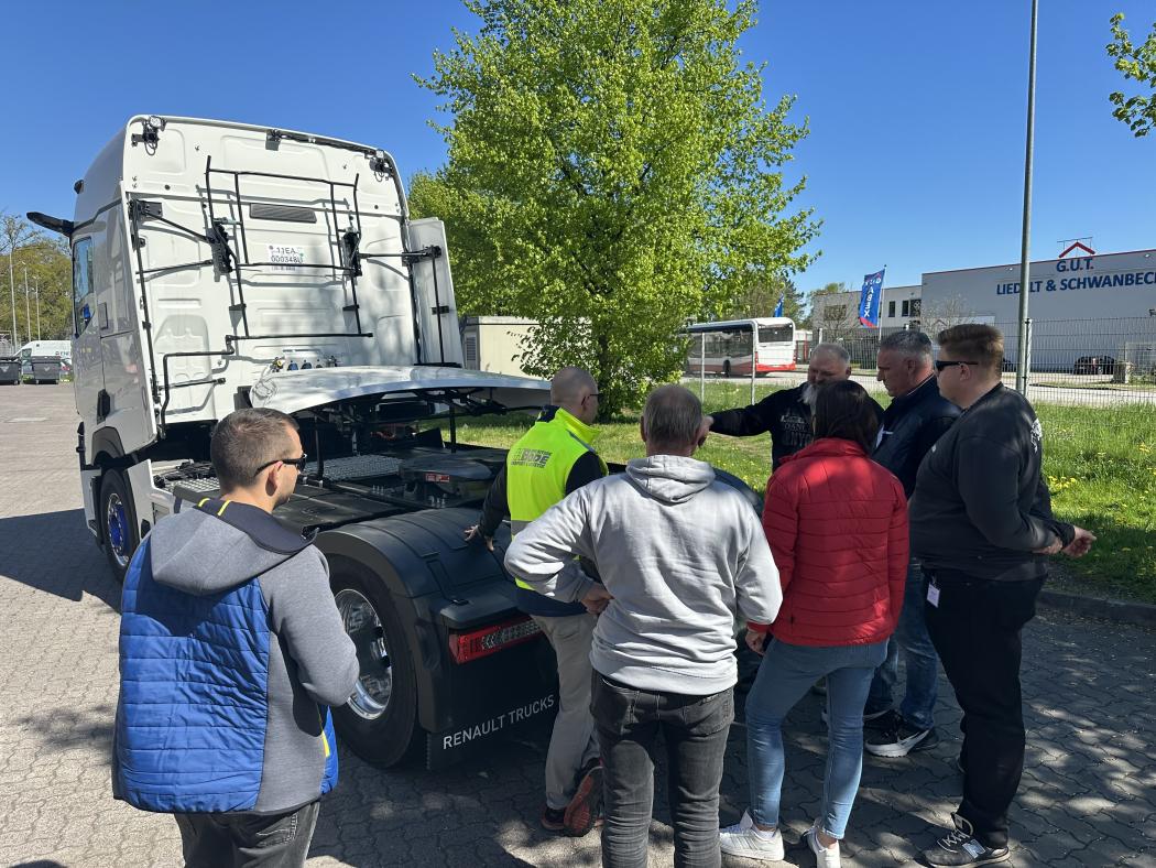 Jak łatwo sterować ciężkimi elektrycznymi ciężarówkami, chciał zademonstrować Renault Trucks podczas szkolenia dla profesjonalistów spedycji. (Foto: Renault Trucks)