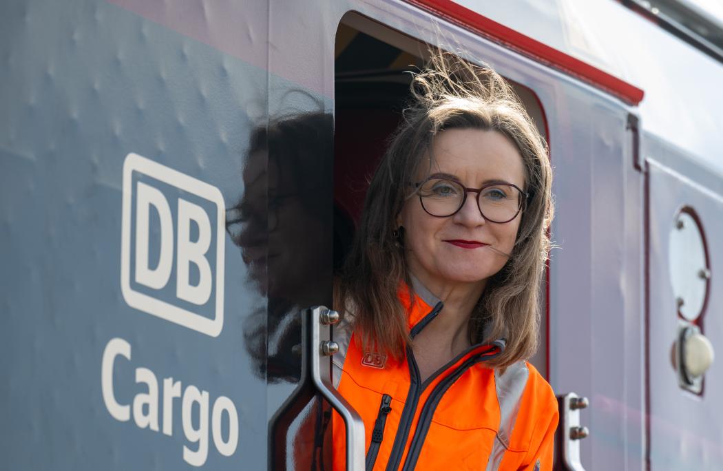 Archive image from March 15, 2024, Saxony-Anhalt, Halle (Saale): Sigrid Nikutta, CEO of DB Cargo, steps out of an innovative hybrid locomotive on the grounds of the freight yard. (Photo: Hendrik Schmidt/dpa)