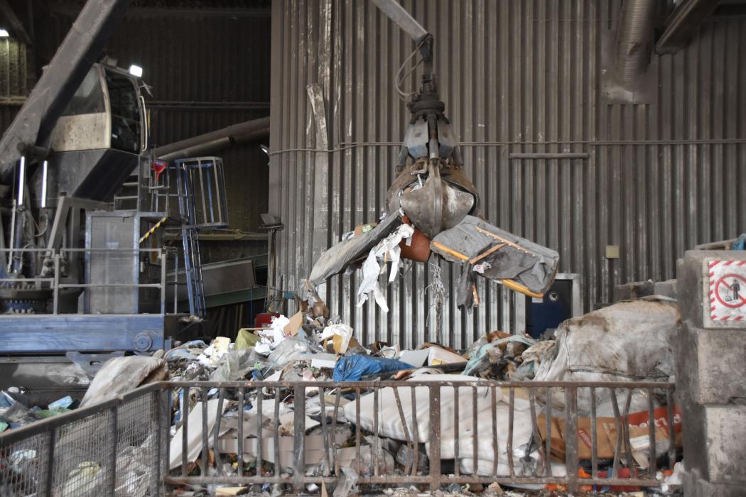 Deployment under real conditions in the SmartRecycling-Up project: The automated crane operation was successfully tested in the waste sorting plant of ASO GmbH in Osterholz-Scharmbeck. (Photo: Martin Wittmaier/University of Bremen)