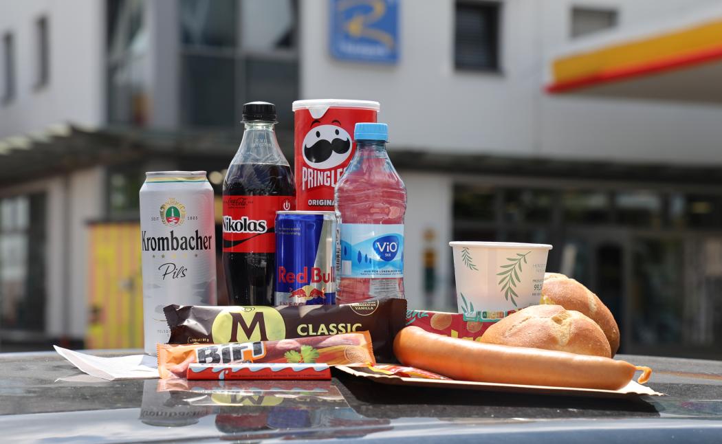 Camion e auto durante una sosta lungo una tratta autostradale molto trafficata. | Foto: Mobil in Germania