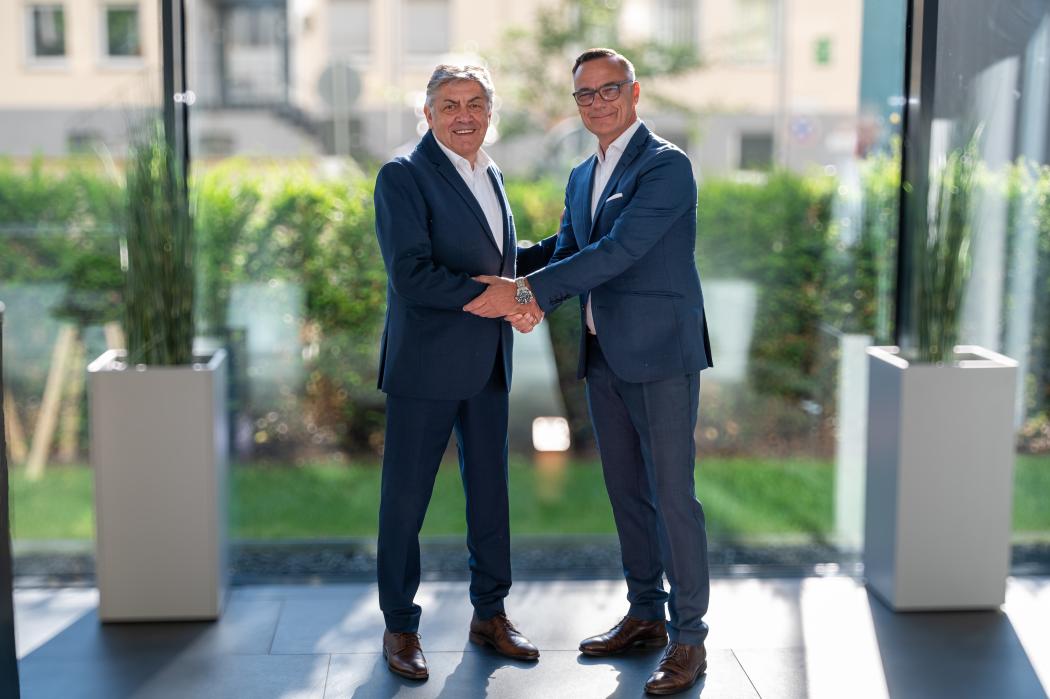 Przekazanie pałeczki w SSI Schäfer Plastics: Dr Armin Vogel (po lewej) obejmie od 1 września funkcję w radzie nadzorczej SSI Schäfer Plastics. Stephan Sielaff zastąpi Vogla 1 sierpnia jako CEO SSI Schäfer Plastics. (Foto: SSI Schäfer)