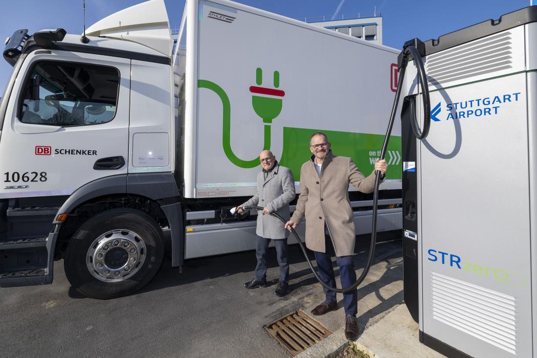 from left: Winfried Hermann MdL (Chairman of the Supervisory Board of Flughafen Stuttgart GmbH) and Carsten Poralla (Managing Director of Flughafen Stuttgart GmbH) (Photo: Flughafen Stuttgart / Leif Piechowski)