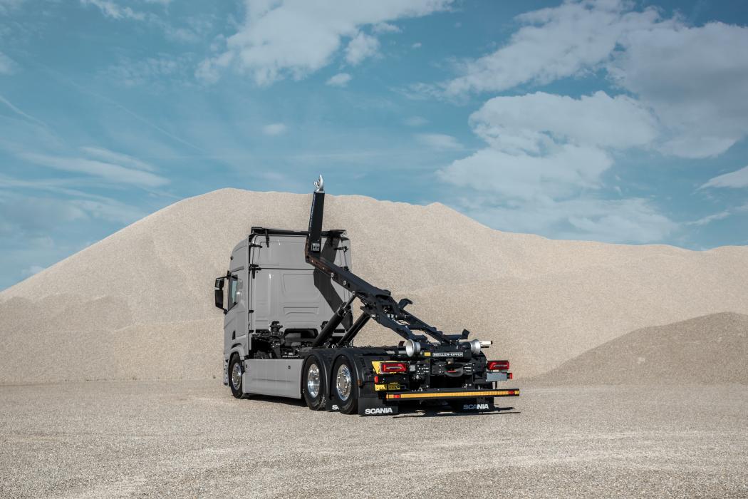 The new Tectrum RS21.70 with trailer solution is intended to simplify container exchange in high-load areas. (Photo: Meiller)