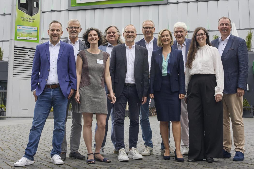 Od lewej do prawej: Pit Klepatz (dyrektor zarządzający Logipack), Dr. Volker Lange, Julia Klein (dyrektor zarządzający Mach Mehrweg Pool e.V.), Dr. Jens Oldenburg (dyrektor zarządzający Stiftung Initiative Mehrweg), Torsten Hiller, Maria Blume, Peter Meyer (starszy konsultant ds. strategii w Beverage to Business Consulting), Henriette Schneider (dyrektor zarządzający Pro Mehrweg) i Dirk Reinsberg. (Zdjęcie: Treffpunkt Mehrweg)