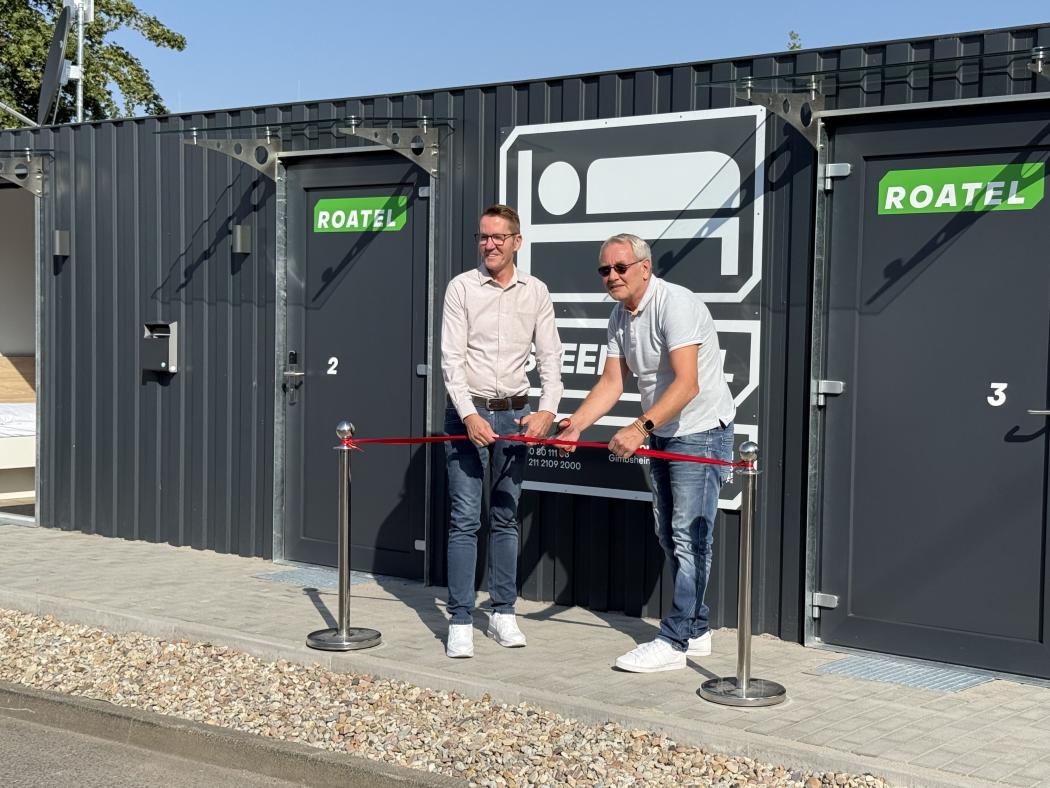 Last Thursday, the first Roatel micro-hotel for truck drivers was opened at TST in Gimbsheim. It is located directly at a transshipment center. Pictured are Guido Schmidt, Head of Business Unit TST, and Thomas Ugowski, Roatel Site Developer. Photo: TST/Roatel