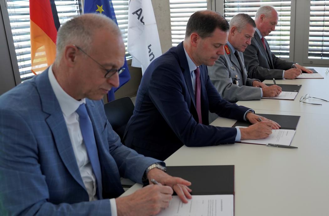 Signature du contrat par (de g. à d.) Dirk Brandenburger (Die Autobahn GmbH - Directeur Technique), Dr. Michael Günter (Die Autobahn GmbH - Président de la direction), Général de corps d'armée André Bodemann (Adjoint du commandant du Commandement opérationnel de la Bundeswehr), Prof. Dr. Roland Börger (Président de l'Office fédéral des infrastructures, de la protection de l'environnement et des services des Forces armées allemandes). (Photo : Die Autobahn GmbH, Benedikt Dederichs)
