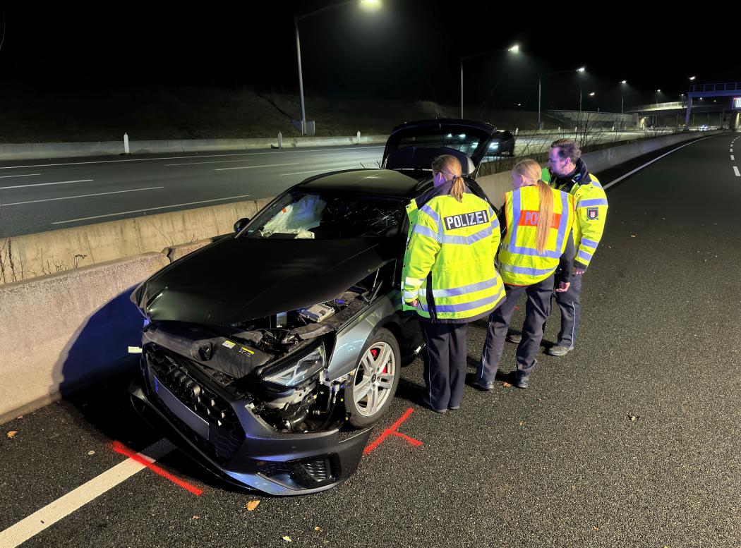 In an accident involving a car and a truck on the A7 motorway in Hamburg, the car driver and his passenger were injured. (Photo: Jonas Walzberg/dpa)