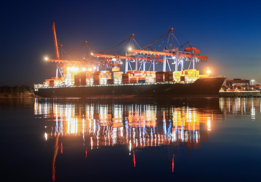 Containership during loading. Sea logistics in the Baltic Sea are endangered by ongoing highly professional attacks on satellite navigation. (Photo: Christian Charisius/dpa)