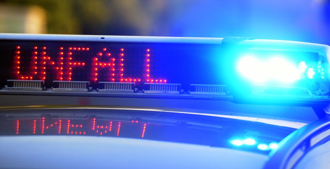 Günzburg: An illuminated sign on a police vehicle warns of an accident site. (Photo: Stefan Puchner/dpa)