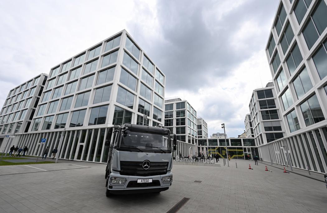 A Mercedes-Benz truck is parked in front of the headquarters of the Daimler Truck umbrella brand in Leinfelden-Echterdingen. | Image: Bernd Weißbrod/dpa.