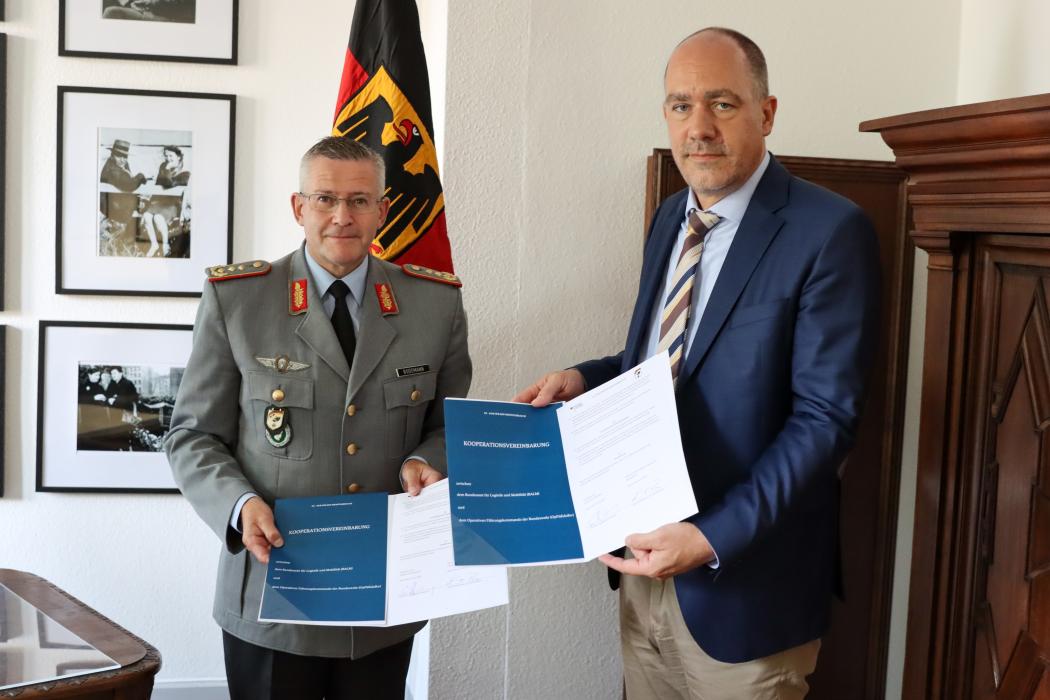 Generał porucznik André Bodemann i prezes BALM Christian Hoffmann po podpisaniu umowy o współpracy. (Zdjęcie: Christian Werner)