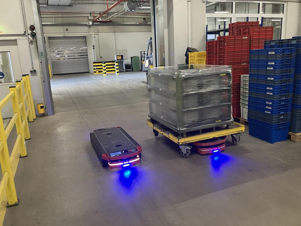 In the warehouse area, the mobile robots start their round trip: at the so-called station they pick up empty floor dollies and take them to the production machines. (Image: Safelog)
