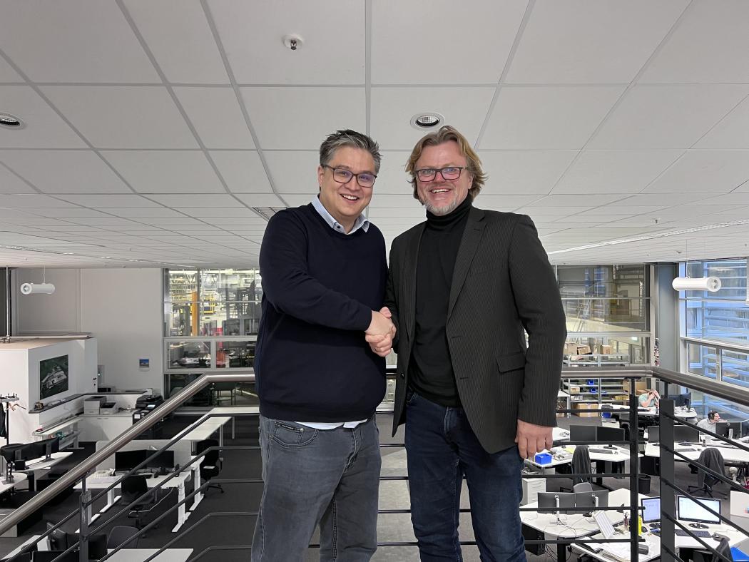 Oventrop Managing Director Johannes Rump (left) and Achim Schäflein, CEO of Schäflein AG. (Photo: Oventrop)