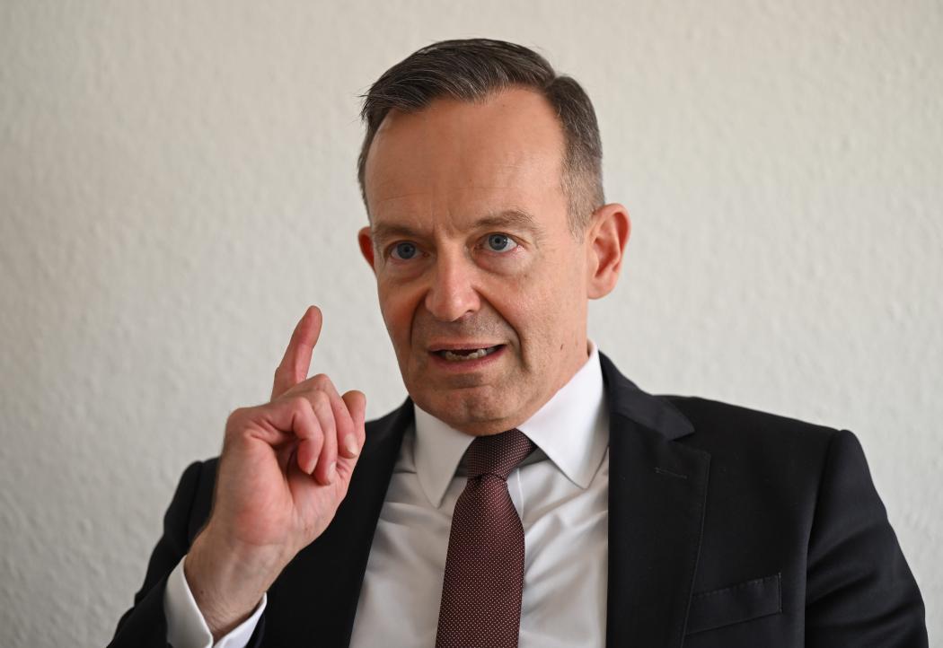 Volker Wissing se ha pronunciado en contra de un cambio en la cúpula de la compañía ferroviaria. (Foto: Arne Dedert/dpa)