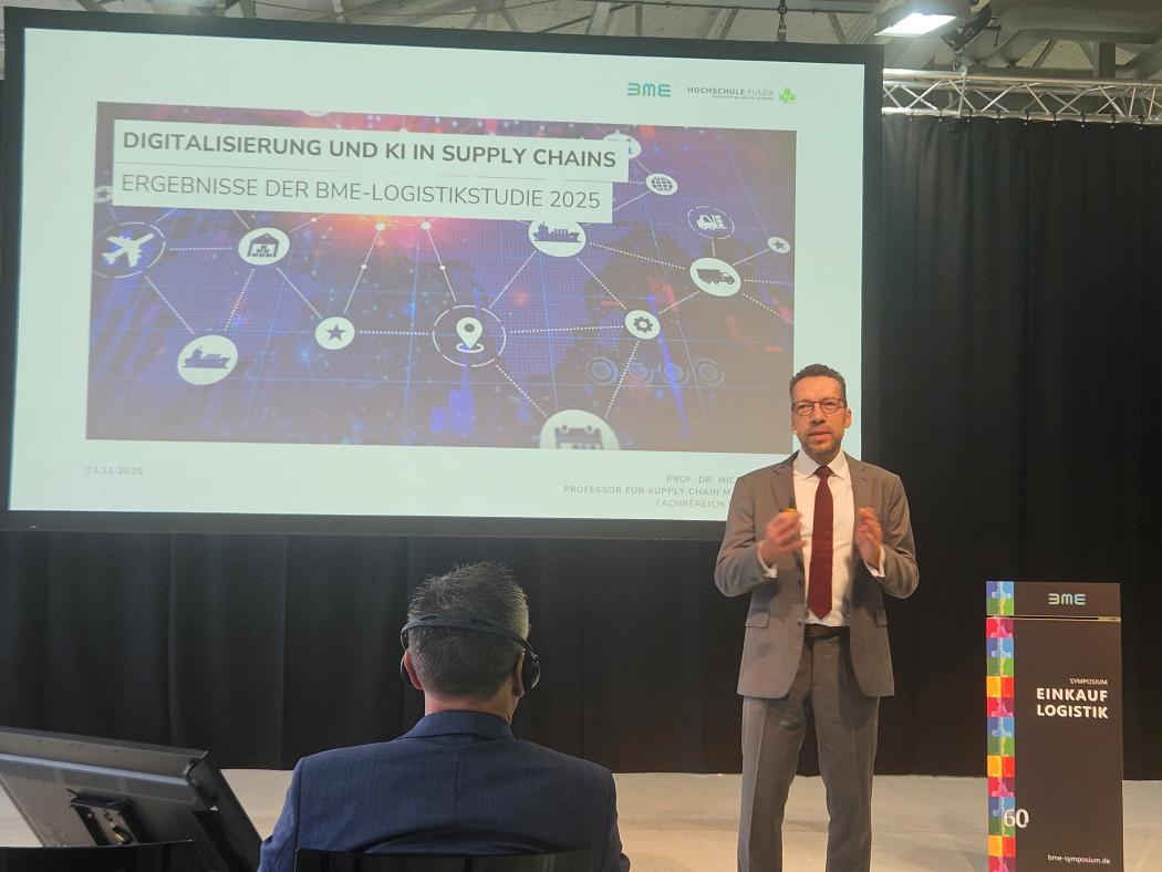 Prof. Dr. Michael Huth (Fulda University of Applied Sciences) presented the results of the BME Logistics Study 2025 as part of the BME Symposium. (Photo: Meitinger)