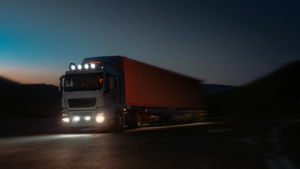 DFDS i Volvo Trucks przechodzą wspólnie na tryb nocny: Zrównoważona logistyka zyskuje na znaczeniu w porcie Antwerpia. (Foto: 