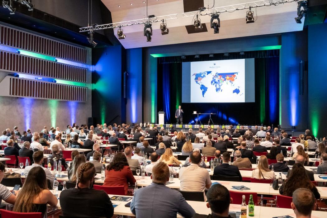 Asamblea general de miembros de VSL 2025 en Esslingen: El sector logístico de Baden-Wurtemberg debate desafíos como el aumento de los costos energéticos, la burocracia por CSRD, la transición energética y la infraestructura para el transporte de mercancías por carretera. (Foto: VSL)