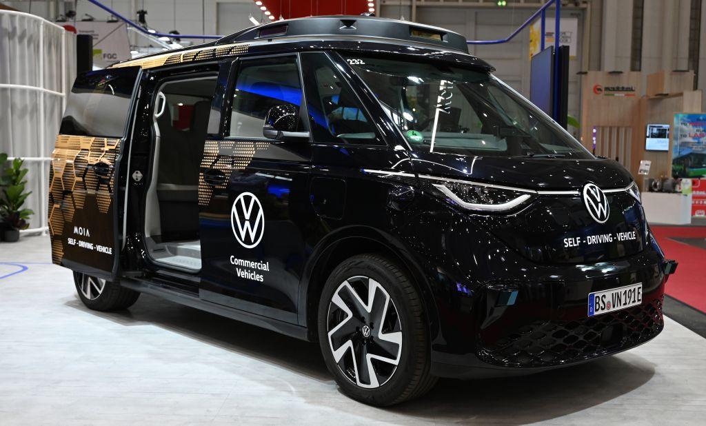 The van does it itself: VW is advancing the automation of the ID. Buzz and sees it as an opportunity for the Germany location. | Photo: dpa/David Hammersen