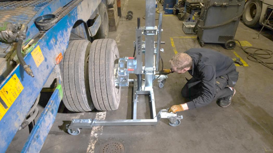 With the new hydraulic lifting unit from Wallmek, technicians are enabled to work more ergonomically. | Image: Josam.
