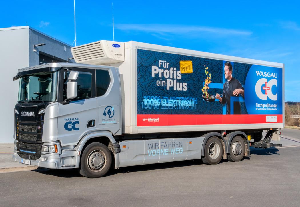 W pełni elektryczne i przyjazne dla środowiska: Nowe elektryczne ciężarówki Wasgau C+C do dostaw towarów w ramach logistyki żywności. Foto: Wasgau AG