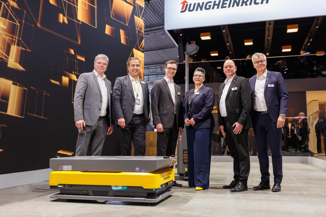 En el stand de Jungheinrich en LogiMAT 2025 en Stuttgart, el pedido fue sellado con un apretón de manos. En abril, siguió la firma oficial del contrato. (de izquierda a derecha): Director de Ventas Adjunto de Wicke Roger-Matthias Brendt, Director Técnico de Jungheinrich Maik Manthey, Socio y Director de Investigación y Desarrollo de Wicke Philip Schlösser, Directora de Ventas de Jungheinrich Nadine Despineux, ambos Socios y Directores de Wicke Stephan Schlösser y Christian Schrape. (Foto: Jungheinrich)