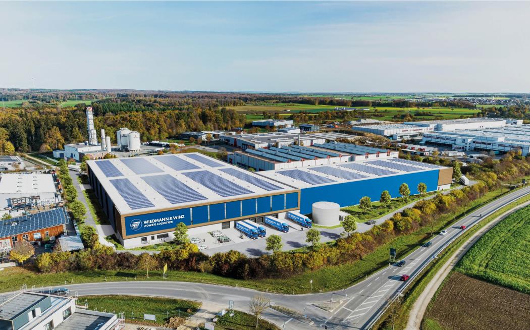 Expanded logistics area in Laichingen: Wiedmann & Winz aims to achieve high turnover speed with the new logistics property featuring 18 dock doors and four ground-level doors. Photo: Wiedmann & Winz