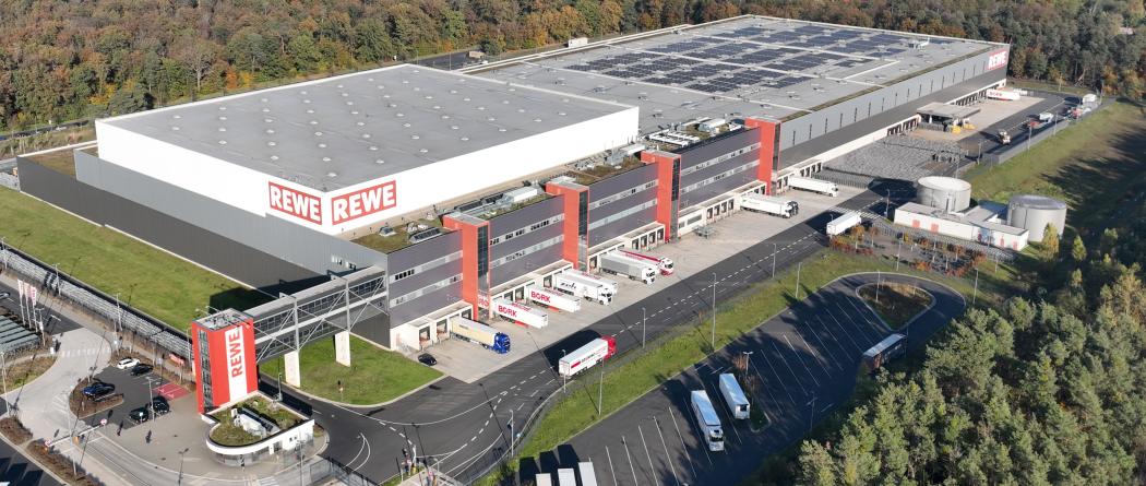 Rewe continues to invest in the supply of goods to its stores and is now equipping the "National Logistics Center Neu-Isenburg" (pictured) with Witron’s OPM technology. | Image: Rewe