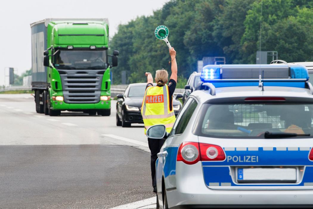 A police officer inspects a truck – legal assurance in such situations is promised by the new legal assistance feature in Zauner's software Zaarc.Next. (Photo: Zauner)